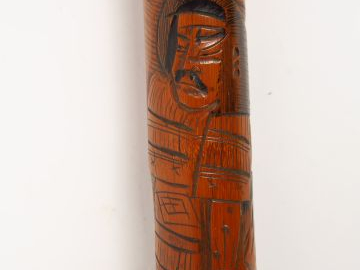 Une canne en bois sculpté