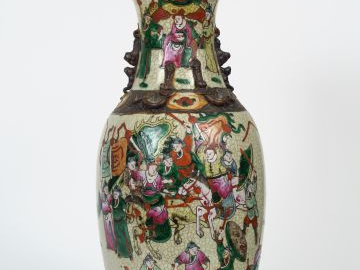 Vase en porcelaine de Nankin à décor de guerriers  H. 45 cm