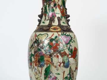 Vase en porcelaine de Nankin à décor de guerriers  H. 45 cm