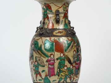 Vase XIX ème en porcelaine de Nankin, à décor de scènes militaires. H.