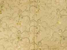 Grande soie brodée à décor de fleurs sur fond ivoire