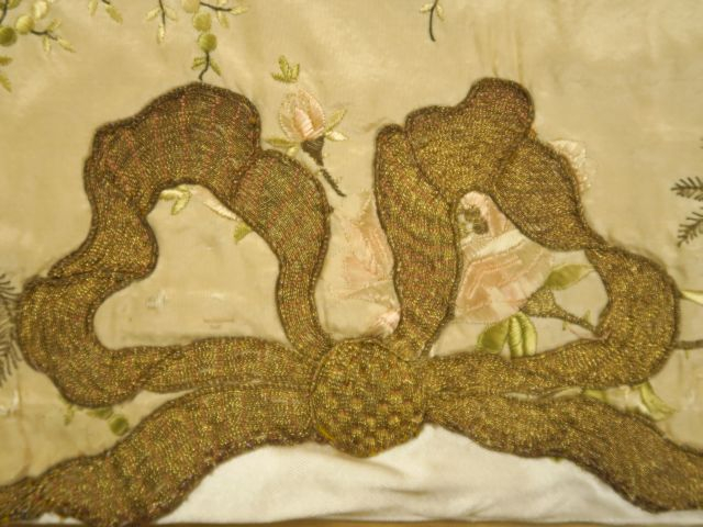 Grande soie brodée à décor de fleurs sur fond ivoire