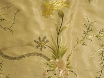 Grande soie brodée à décor de fleurs sur fond ivoire