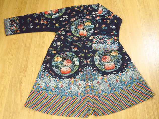 Robe chinoise en tissu et un gilet en soie brodée. Chine