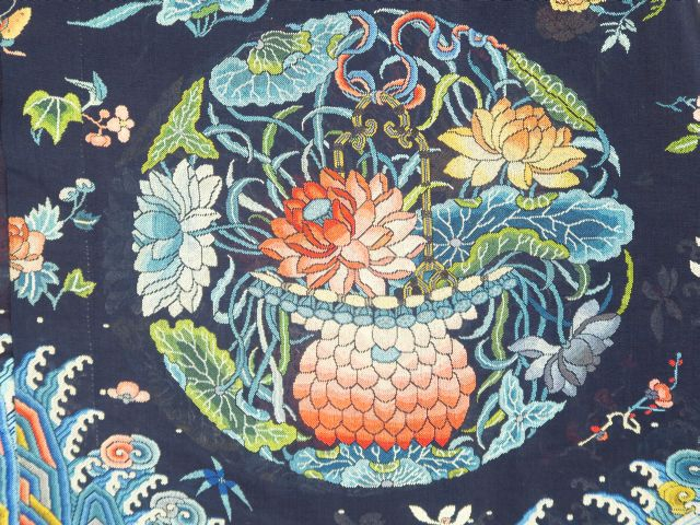 Robe chinoise en tissu et un gilet en soie brodée. Chine