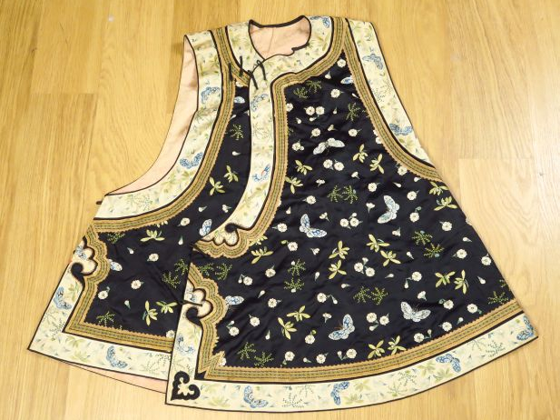 Robe chinoise en tissu et un gilet en soie brodée. Chine