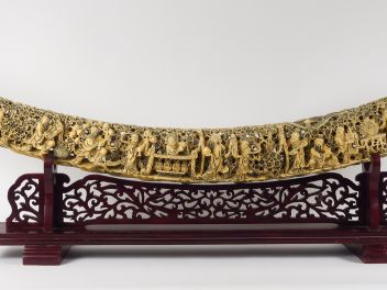 Importante défense en ivoire Elaphantidae finement scupté et ajouré d'