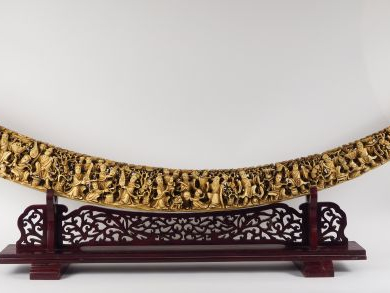 Grande défense en ivoire Elaphantidae sculpté de personnages dans une 