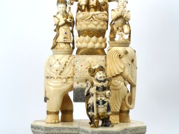 Important groupe en ivoire représentant Gouani entouré de deux adorant