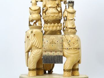 Important groupe en ivoire représentant Gouani entouré de deux adorant