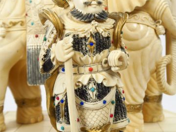 Important groupe en ivoire représentant Gouani entouré de deux adorant