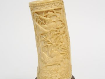 Lot d'objets en ivoire Elephantidae comprenant : un petit vase à décor