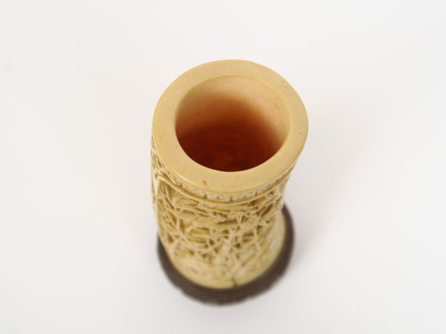 Lot d'objets en ivoire Elephantidae comprenant : un petit vase à décor