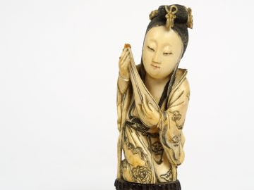 Lot d'objets en ivoire Elephantidae comprenant : un petit vase à décor