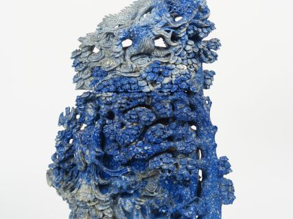 Important vase en lapis lazzuli représantant une jeune musicienne près