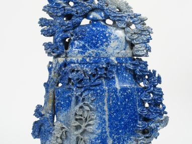 Important vase en lapis lazzuli représantant une jeune musicienne près