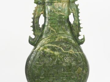 Grand vase de forme gourde à long col, orné de deux dragons. Chine Xxè