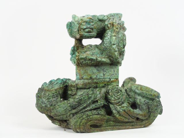 Grand vase en zoïsite représentant un dragon. H. 46 cm