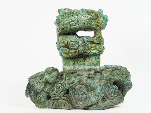 Grand vase en zoïsite représentant un dragon. H. 46 cm