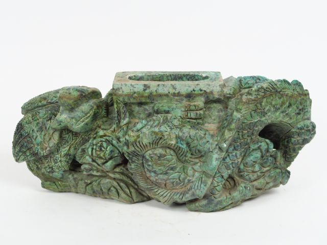 Grand vase en zoïsite représentant un dragon. H. 46 cm