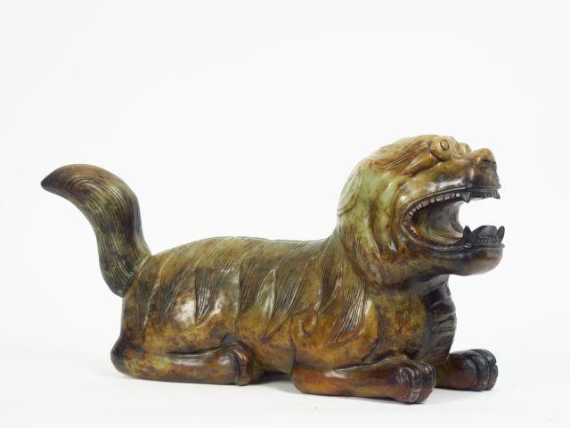 Lion en serpentine. Chine vers 1960.