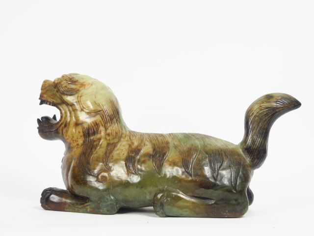 Lion en serpentine. Chine vers 1960.