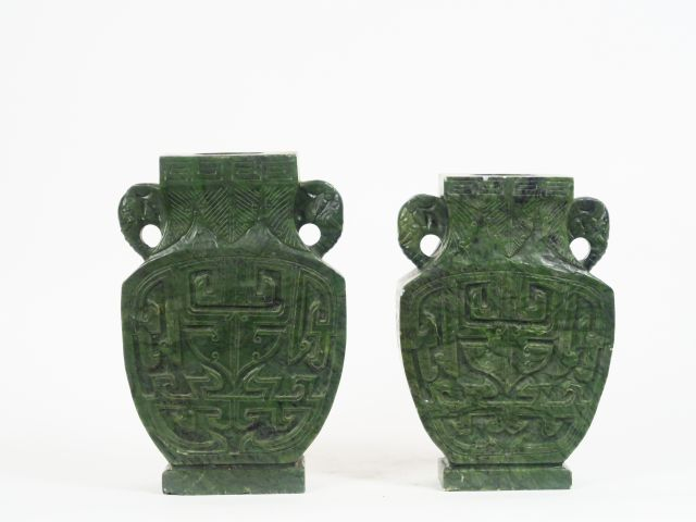 Paire de vases en amphibole ornés de têtes d'éléphants. Chine. H. 32 c