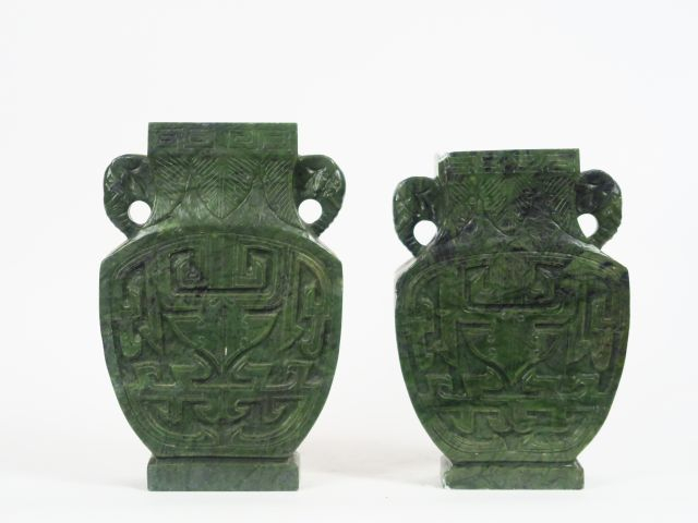 Paire de vases en amphibole ornés de têtes d'éléphants. Chine. H. 32 c