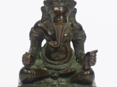 Statuette en bronze à patine brune représentant Ganesh assis (légère o