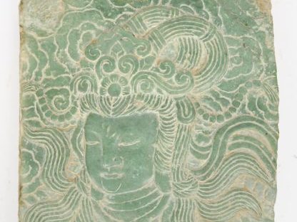 Fragment de pierre décoratif à décor de divinité Extrême-Orientale.  D