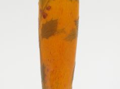 DAUM. Vase en verre, à décor gravé et émaillé de houx sur fond orangé.