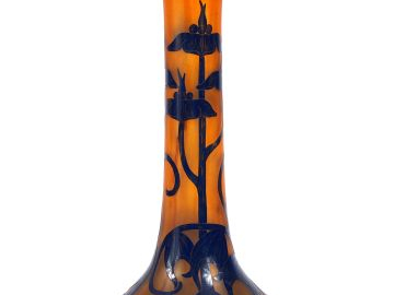 LE VERRE FRANCAIS. Vase en verre, décor "Solanées" à décor gravé en ca