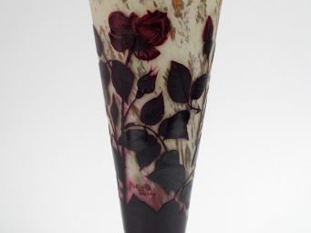 DELATTE. Grand vase en verre, à décor gravé en camée et à l'acide de r