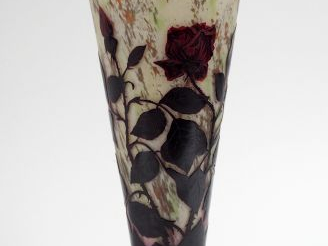 DELATTE. Grand vase en verre, à décor gravé en camée et à l'acide de r