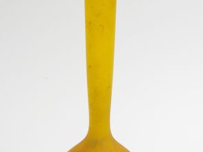 DELATTE. Grand soliflore en verre marbré jaune et orange. Signé. H. : 