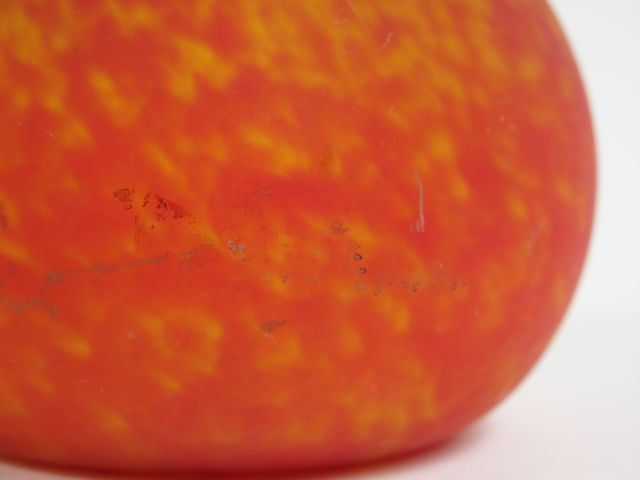 DELATTE. Grand soliflore en verre marbré jaune et orange. Signé. H. : 