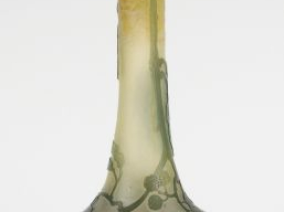 LEGRAS. Vase soliflore en verre, à décor gravé en camée et à l’acide d