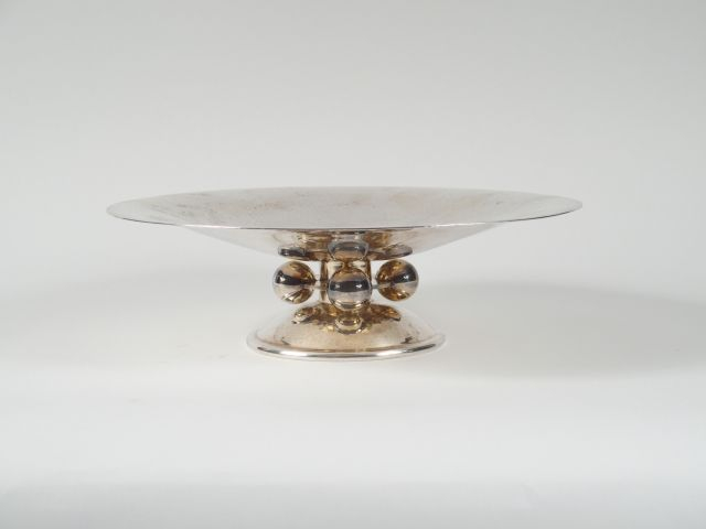 CHRISTOFLE. Grande coupe sur talon de style Art Déco en métal argenté 