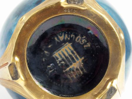 ZSOLNAY. Pot en céramique irisée bleu-vert, monture en métal doré sign