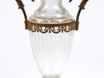 Vase à anses de style Louis XVI en cristal, monture en métal doré.  H.