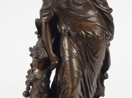 H. PLE "Jeune mère et son enfant". Sculpture en bronze à patine brune.