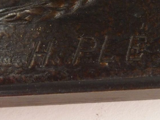 H. PLE "Jeune mère et son enfant". Sculpture en bronze à patine brune.
