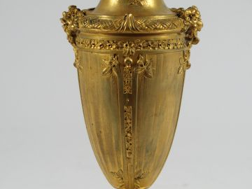 BARBEDIENNE. Vase en bronze doré de style Louis XVI.  Signé. H. : 19,5