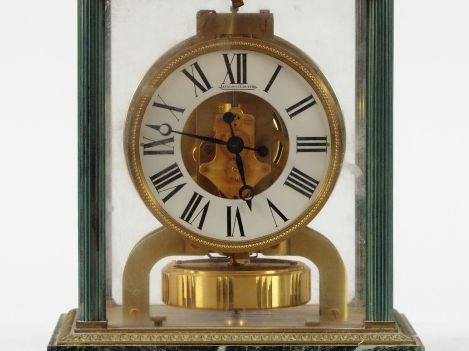 JAEGER LECOULTRE. Pendule "Atmos".  Signée.  Dim. : 24 x 21 x 16 cm