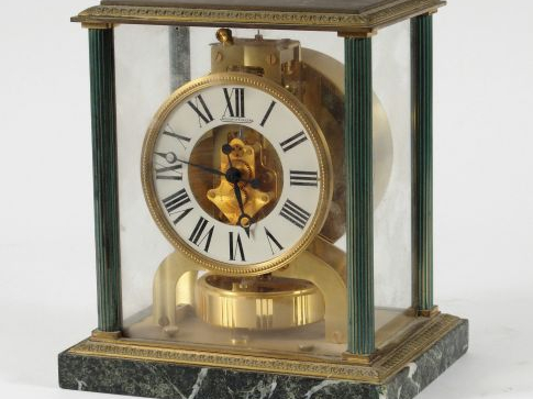 JAEGER LECOULTRE. Pendule "Atmos".  Signée.  Dim. : 24 x 21 x 16 cm