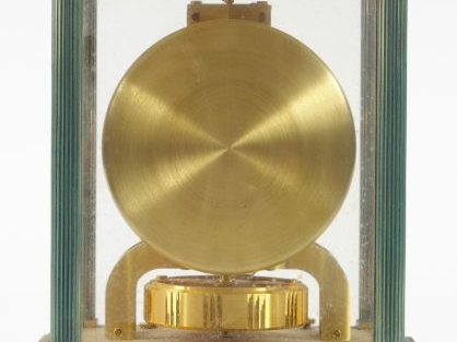 JAEGER LECOULTRE. Pendule "Atmos".  Signée.  Dim. : 24 x 21 x 16 cm