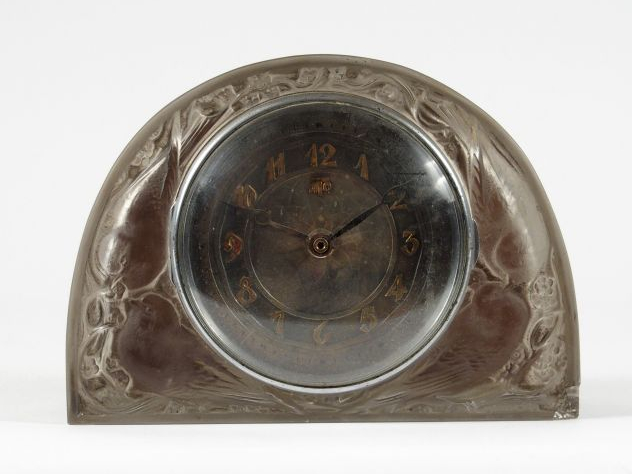 ATO. Pendule en verre moulé, pressé, modèle aux "moineaux" (égrenures)