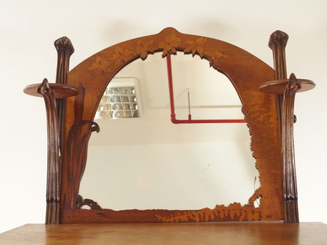 MAJORELLE (attribué à). Coiffeuse Art Nouveau en marqueterie, à décor 