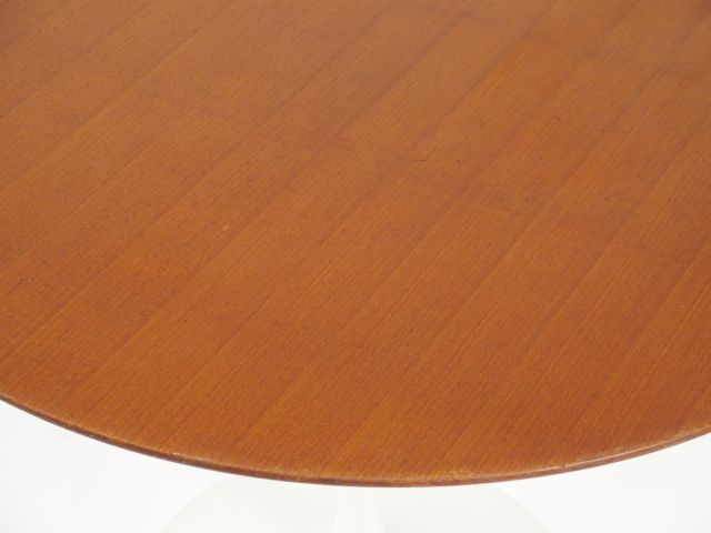 KNOLL. Table "tulipe" de salle à manger, dessus bois