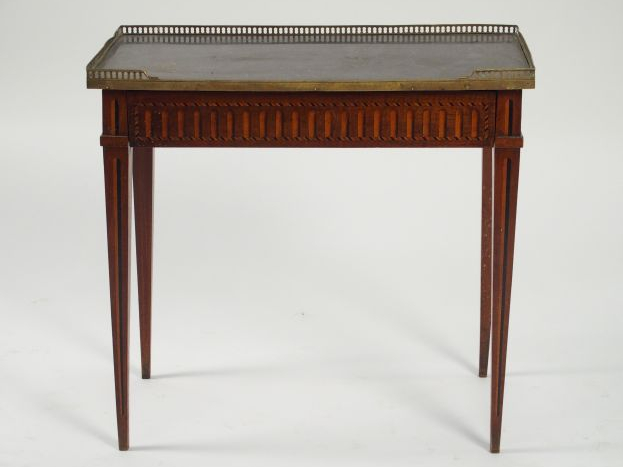 Table Louis XVI en marqueterie, à décor de cannelures en trompe l'œil,